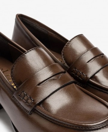 Botines para mujer en color marron Caracteristicas con cremallera tacon 5 cm zapato de estilo casual suela de goma exterior pie