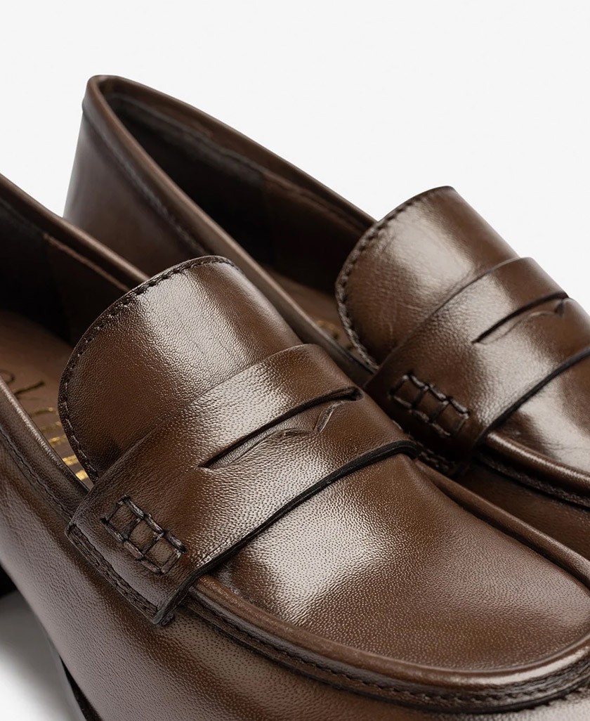 Botines para mujer en color marron Caracteristicas con cremallera tacon 5 cm zapato de estilo casual suela de goma exterior pie