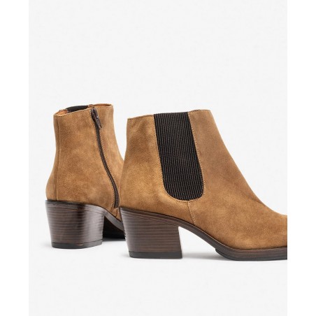 Camel leather ankle boots with heel Yokono Brava-003