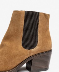 Botín de piel camel con tacón Yokono Brava-003