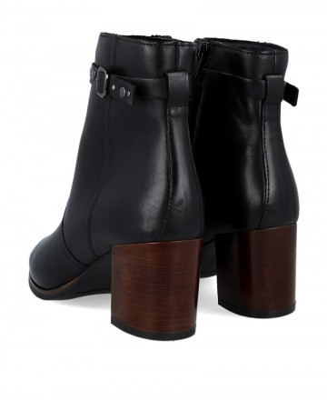 h2Botines de mujer con detalle Catchalot 4158 h2 pLos Botines Catchalot 4158 en color negro son la pieza esencial que combina e