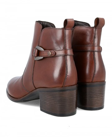 h2Botines con detalle lateral Catchalot 1977 h2 pLos Botines Catchalot 1977 en color marron son la eleccion ideal para quien bu