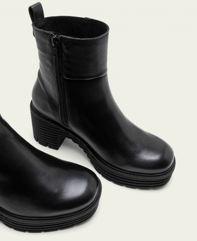 Porronet Marta 4771 ankle boots with track soles