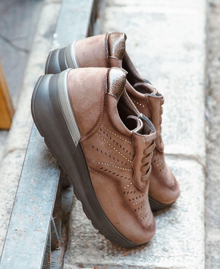 Sneakers troqueladas y con brillo Amarpies 29393