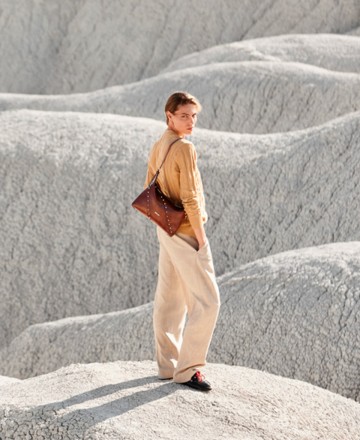 Bolso marrón con tachas Binnari Freeda 20773