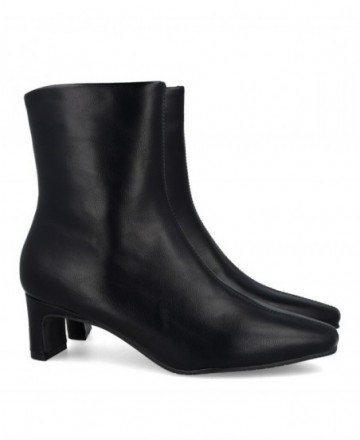 BB UP 2714 black ankle boots with a square toe