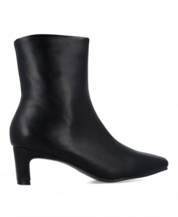 BB UP 2714 black ankle boots with a square toe