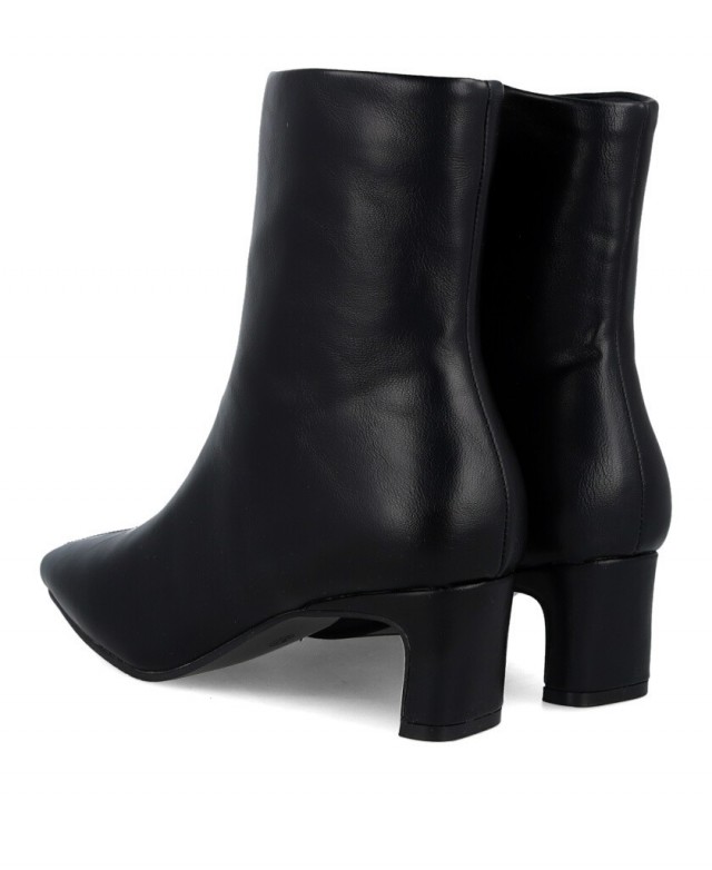 BB UP 2714 black ankle boots with a square toe