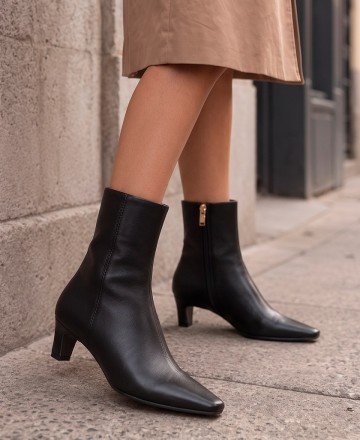 BB UP 2714 black ankle boots with a square toe