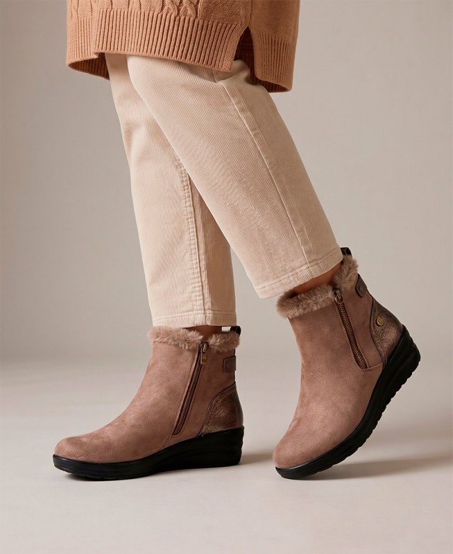 Amarpies 31052 wedge ankle boots with metallic detailing