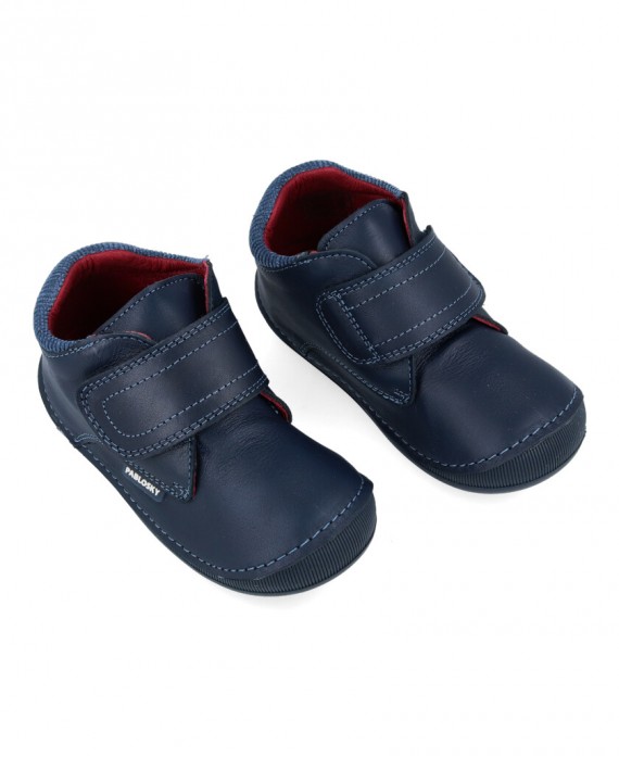Botines en color azul marino Caracteristicas con cierre de velcro altura de piso 1 cm zapato de estilo casual suela de goma ext