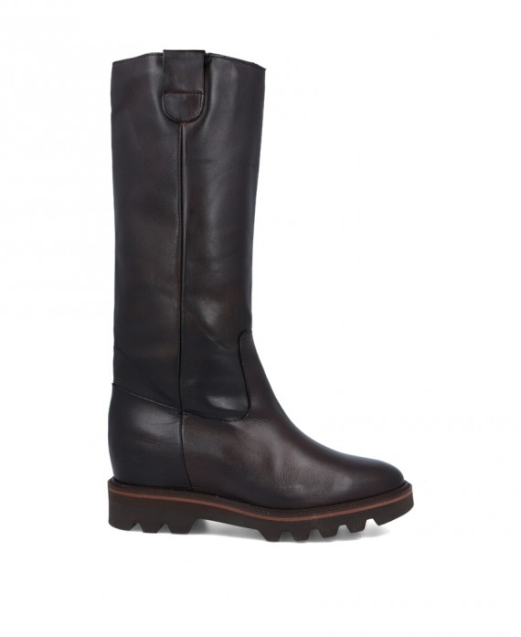Women's boots with internal wedge