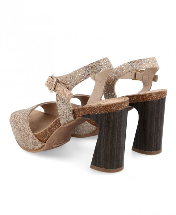 Sandalias para mujer en color taupe Caracteristicas con hebilla tacon 8 cm zapato de estilo casual suela de goma termoplastica