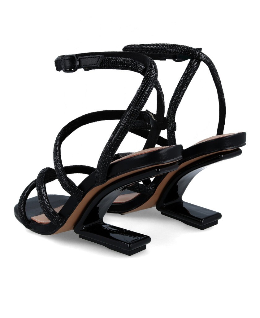 Sandalias para mujer en color negro Caracteristicas con hebilla tacon 8 cm zapato de estilo casual suela de goma termoplastica 