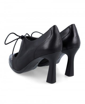closed heeled shoes