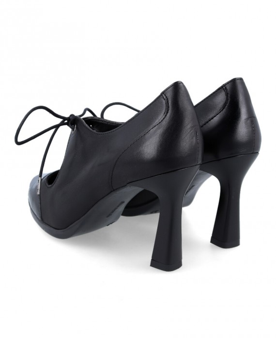 closed heeled shoes