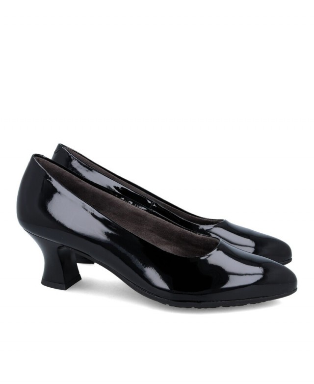 Pitillos 5440 Black patent leather low court shoe