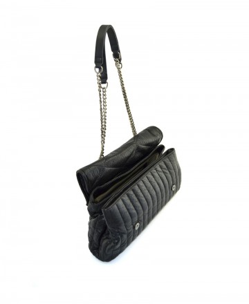 black chain shoulder bag