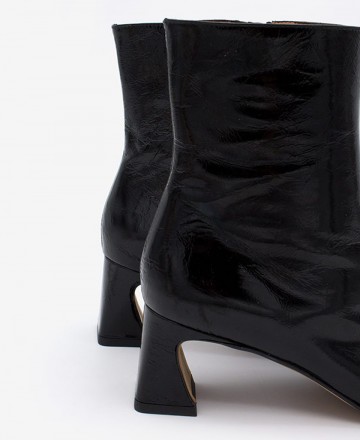 Angel Alarcon Parsons 23591 Elegant black bootie