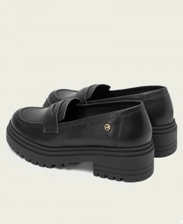 Moccasins in black color woman