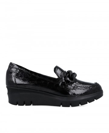 Patent leather loafer in black