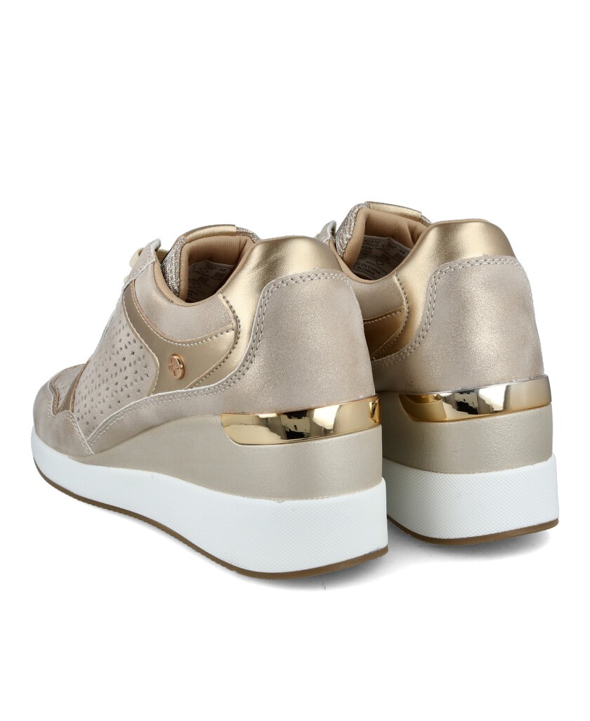 Women's lace-up sneaker