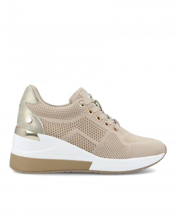 Women's lace-up sneaker