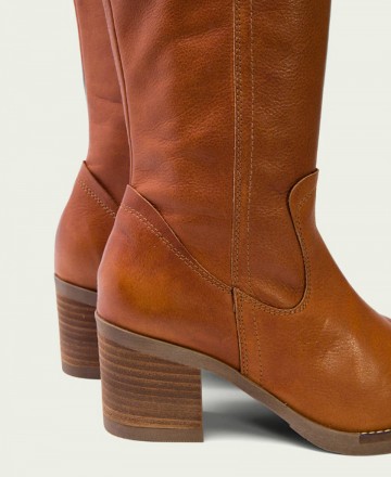 Boots with side zipper