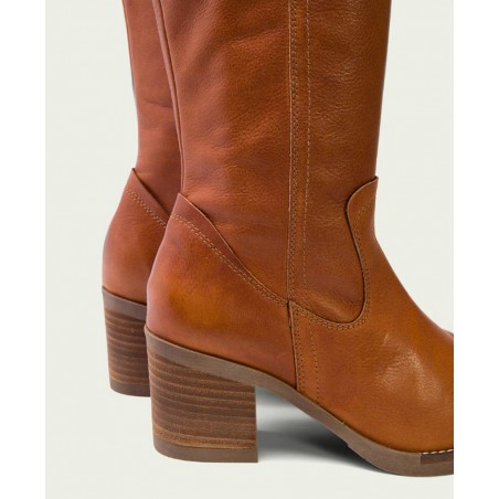 Boots with side zipper