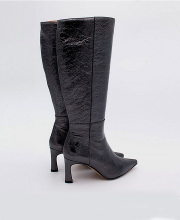 Leather boot with thin heel