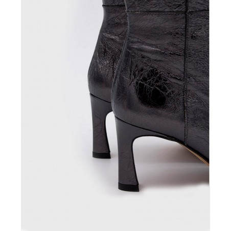 Women's boots with pointed toe