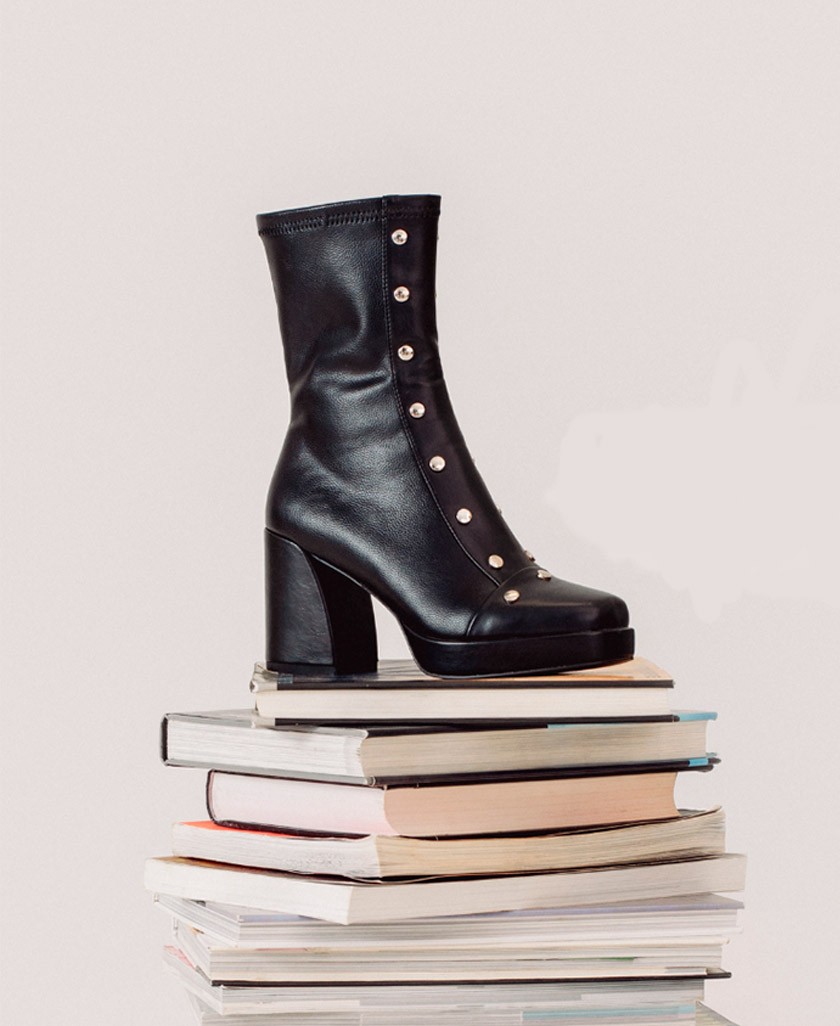 Noa Harmon Marianne 9138 Black studded boots