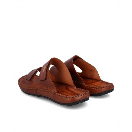 Leather sandals in tan leather