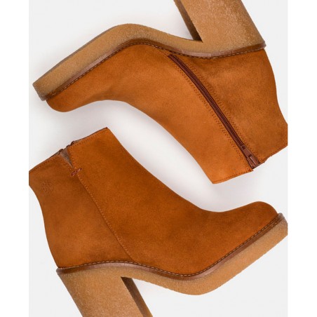 Ankle boots with side zipper
