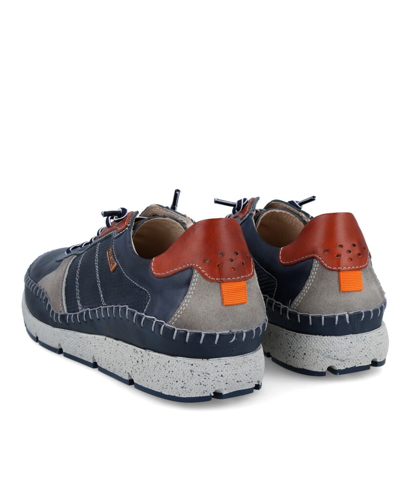 Deportivo de piel en color azul