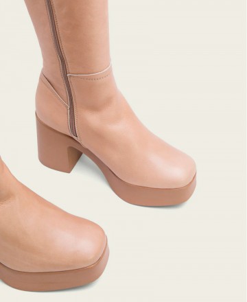 Botines para mujer en color taupe Caracteristicas elastico tacon 8 cm zapato de estilo casual suela de goma termoplastica exter