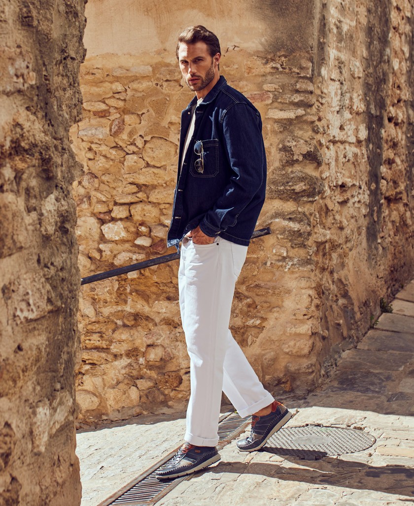 Men's sports shoes with cushioned insole