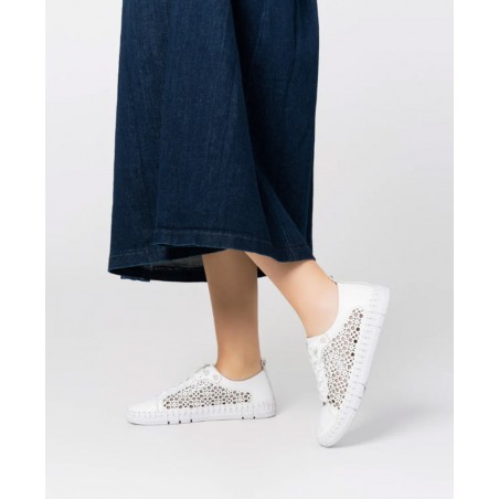 Sandalias para mujer en color blanco Caracteristicas con hebilla altura de piso 3 cm zapato de estilo casual suela de goma term