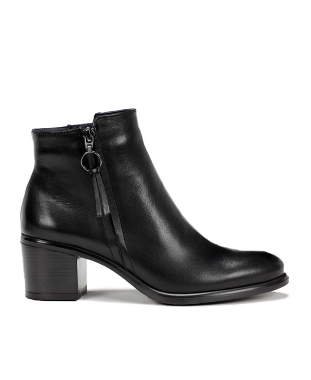 Dorking D8606 leather ankle boots with medium heels