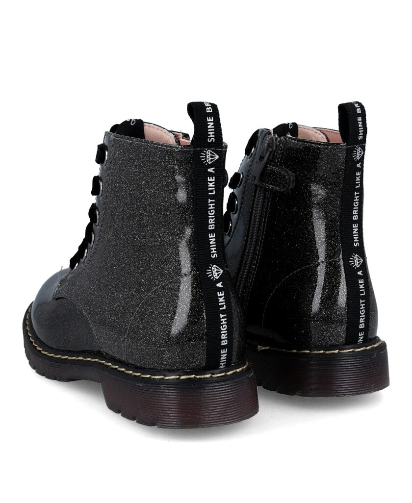 h2Botines infantiles con cremallera Garvalin 241567 h2 pLos botines infantiles Garvalin 241567 en color negro con destellos gli
