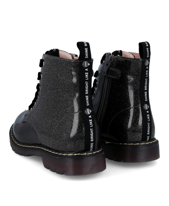 h2Botines infantiles con cremallera Garvalin 241567 h2 pLos botines infantiles Garvalin 241567 en color negro con destellos gli