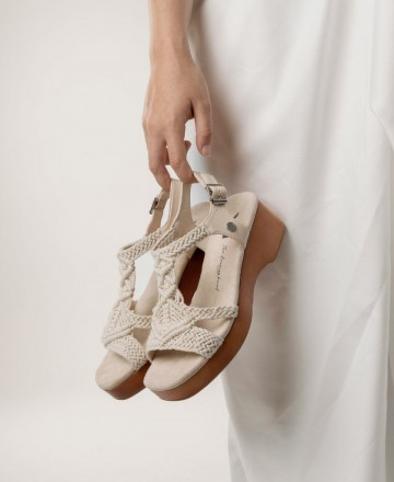 Sandalias beige con cuña de yute Xti 140872