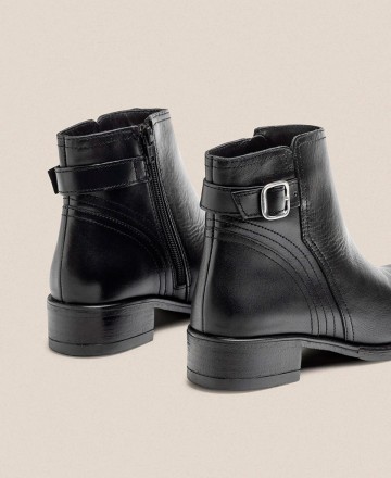 Yokono Mons flat ankle boots with side buckle