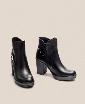 Ankle boots with buckle Yokono Pilsen-011