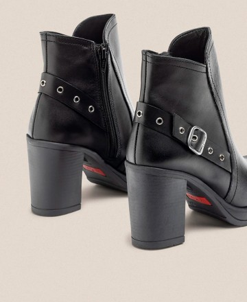 Ankle boots with buckle Yokono Pilsen-011