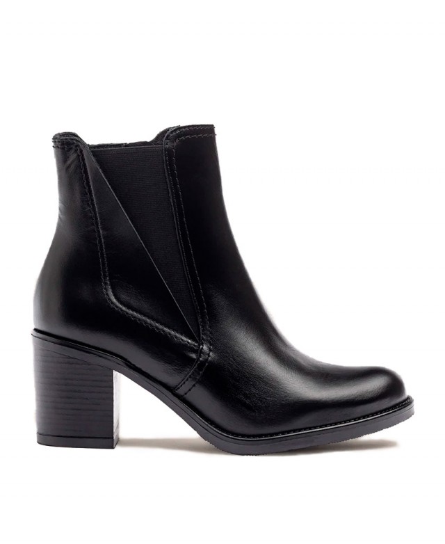 Elastic ankle boot with heel and zipper Yokono Orne 002