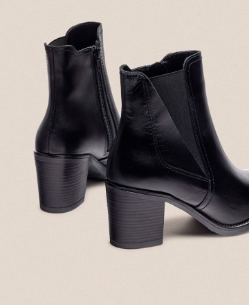 Elastic ankle boot with heel and zipper Yokono Orne 002