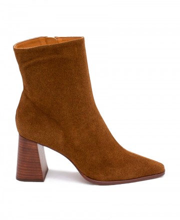 Ankle boots with square toe and wide heel Angel Alarcon Trimia