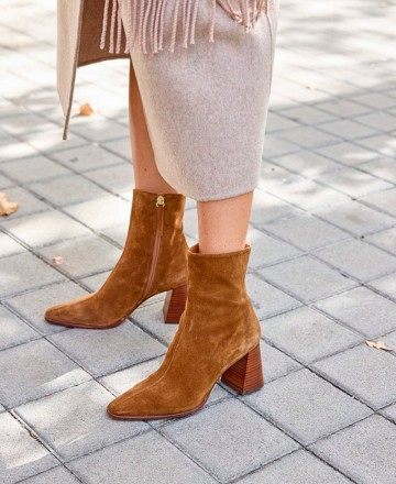 Ankle boots with square toe and wide heel Angel Alarcon Trimia