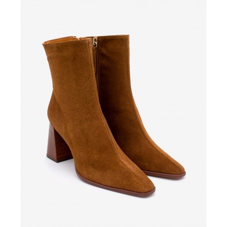 Ankle boots with square toe and wide heel Angel Alarcon Trimia